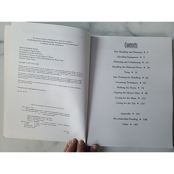 Horse Handling and Grooming : Haltering * Leading and Tying * Bathing and... - Picture 3 of 10